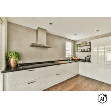 Moderne L-vormige inbouwkeuken met glanzende fronten, zwart werkblad, roestvrijstalen afzuigkap en muur in betonlook. (Image AI modified or generated)
