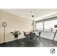 Modern eetkamerinterieur met een houten tafel en grijze stoelen voor een raam met jaloezieën, voorzien van vloerlamp en kamerplant. (Image AI modified or generated)