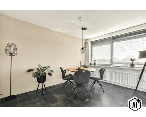Modern eetkamerinterieur met een houten tafel en grijze stoelen voor een raam met jaloezieën, voorzien van vloerlamp en kamerplant. (Image AI modified or generated)