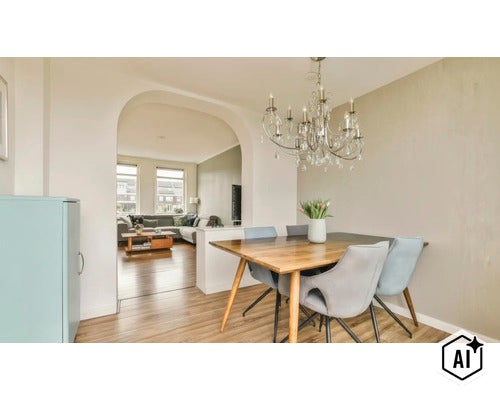 Eetkamer met houten tafel en gestoffeerde stoelen onder een kroonluchter, verbonden door een boog met een aangrenzende woonkamer. (Image AI modified or generated)