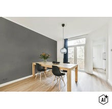 Moderne eetkamer met houten tafel en stoelen voor een accentmuur, gecombineerd met natuurlijk licht door grote openslaande deuren. (Image AI modified or generated)