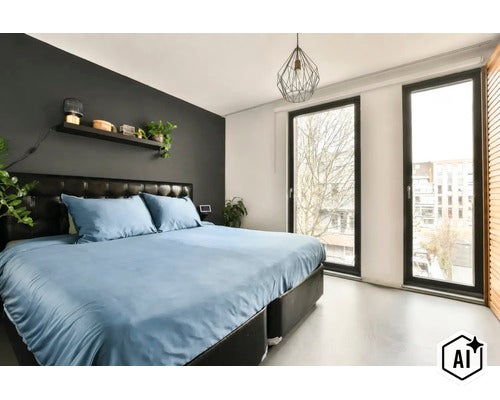 Moderne slaapkamer met tweepersoonsbed, donkere accentmuur, wandplank, hanglamp en grote ramen met daglicht. (Image AI modified or generated)