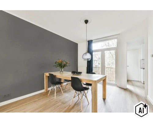 Moderne eetkamer met houten tafel en stoelen voor een accentmuur, gecombineerd met natuurlijk licht door grote openslaande deuren. (Image AI modified or generated)