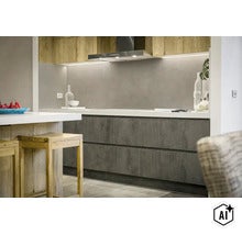 Moderne inbouwkeuken met houten elementen, donkere fronten in betonlook en een licht werkblad. (Image AI modified or generated)