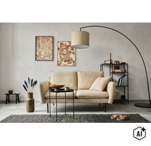 Woonkamer met bank, bijzettafel, booglamp en rek in een modern ingerichte ruimte met muurkunst en een textiel tapijt. (Image AI modified or generated)