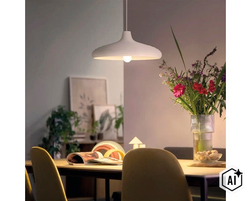Moderne hanglamp boven een eettafel met een boeket bloemen en decoratie op de achtergrond in een lichte woonkamer. (Image AI modified or generated)