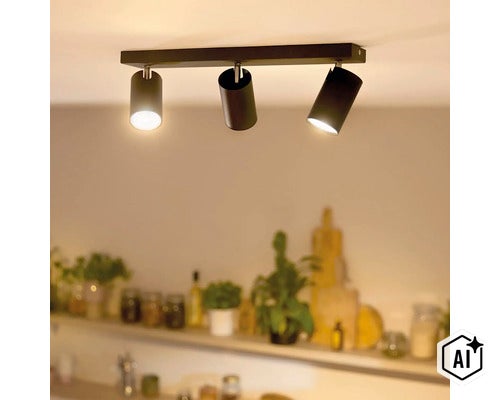 Moderne plafondlamp met drie cilindervormige spots gemonteerd op een rechthoekige rail in een woonruimte (Image AI modified or generated)