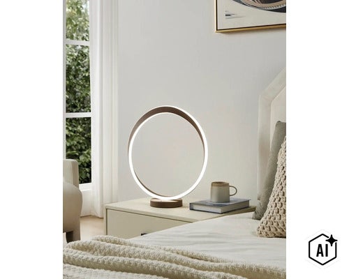 Moderne ringvormige LED tafellamp op een nachtkastje in de slaapkamer naast een boek en een mok. (Image AI modified or generated)