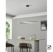 Moderne led hanglamp met ovaal ontwerp boven een eettafel in een lichte en stijlvol ingerichte eetkamer. (Image AI modified or generated)