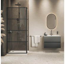 Moderne badkamer met inloopdouche met zwart frame, wandhangend wastafelmeubel, ovale verlichte spiegel en handdoekhouder.