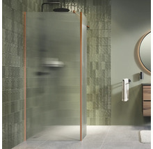 Moderne douchecabine met geribbeld glas en profielen in een badkamer met wandtegels en wastafelmeubel.