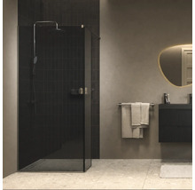 Moderne badkamer met glazen douchecabine, regendouche, wastafel en verlichte spiegel in een strak, minimalistisch design.