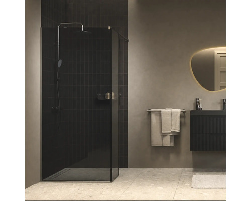 Moderne badkamer met glazen douchecabine, regendouche, wastafel en verlichte spiegel in een strak, minimalistisch design.