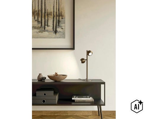 Moderne tafellamp met twee verstelbare spots op een dressoir voor een muur met schilderij en decoratieve objecten. (Image AI modified or generated)