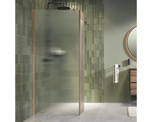 Moderne douchecabine met geribbeld glas en profielen in een badkamer met wandtegels en wastafelmeubel.