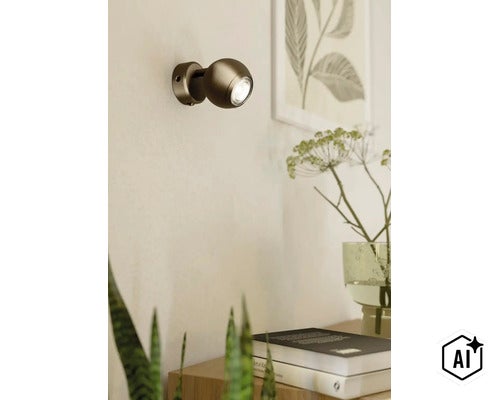 Moderne bolvormige wandlamp met LED lichtbron gemonteerd aan een lichte muur boven een plank met decoratie. (Image AI modified or generated)
