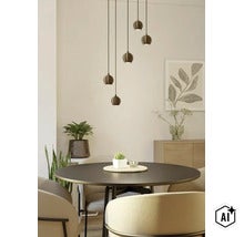 Modern eetkamerinterieur met ronde hanglampen, een ronde eettafel en beige gestoffeerde stoelen in een lichte, huiselijke ruimte. (Image AI modified or generated)