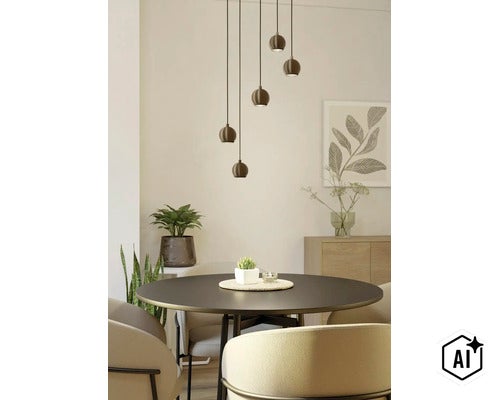 Modern eetkamerinterieur met ronde hanglampen, een ronde eettafel en beige gestoffeerde stoelen in een lichte, huiselijke ruimte. (Image AI modified or generated)