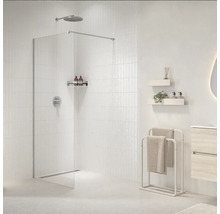 Moderne inloopdouchewand van glas met regendouche en kraan in een lichte, minimalistisch ingerichte badkamer.