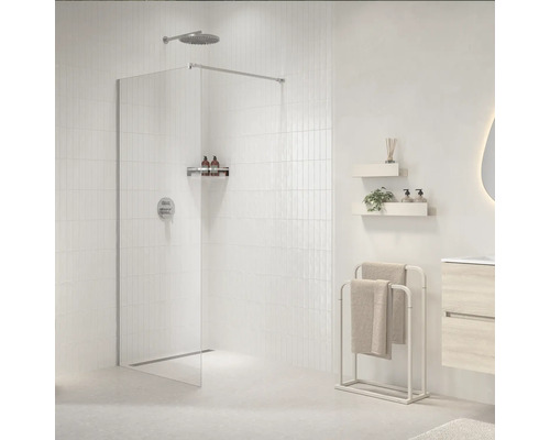 Moderne inloopdouchewand van glas met regendouche en kraan in een lichte, minimalistisch ingerichte badkamer.