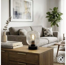 Moderne tafellamp met geribbelde glazen kap op een dressoir in een gezellig ingerichte woonkamer met bank en planten. (Image AI modified or generated)