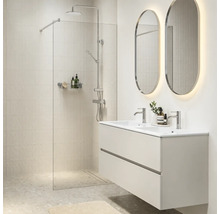Moderne badkamer met inloopdouche, hangend dubbel wastafelmeubel en twee ovale verlichte spiegels in een licht ontwerp.