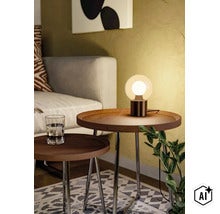 Moderne tafellamp met glazen bol op bijzettafels in de woonkamer (Image AI modified or generated)