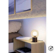 Moderne tafellamp met glazen bol op nachtkastje in de slaapkamer (Image AI modified or generated)