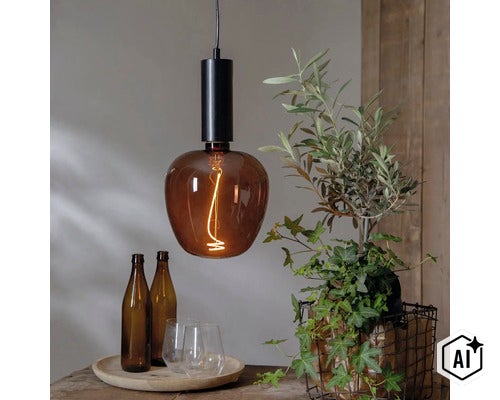 Moderne hanglamp met rookkleurig glazen armatuur en zichtbare gloeidraadlamp boven een houten tafel met decoratie. (Image AI modified or generated)