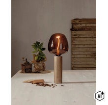 Tafellamp met houten voet en ronde glazen kap op een houten tafel gedecoreerd met koffiebonen. (Image AI modified or generated)