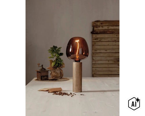 Tafellamp met houten voet en ronde glazen kap op een houten tafel gedecoreerd met koffiebonen. (Image AI modified or generated)