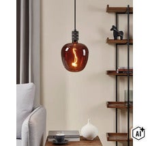 Moderne hanglamp met klokvormige glazen kap en zichtbaar filament in een woonruimte. (Image AI modified or generated)
