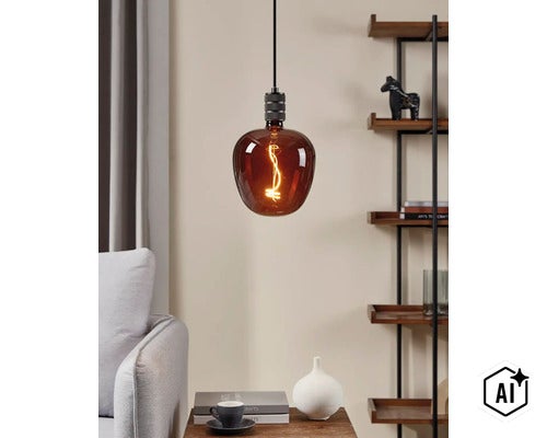 Moderne hanglamp met klokvormige glazen kap en zichtbaar filament in een woonruimte. (Image AI modified or generated)