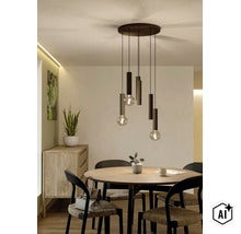 Moderne hanglamp met vijf cilindrische elementen boven een ronde eettafel in een lichte, sfeervolle eetkamer. (Image AI modified or generated)