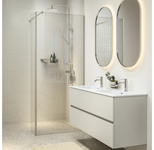 Moderne badkamer met inloopdouchewand van glas, regendouche, hangend dubbel wastafelmeubel en twee ovale led wandspiegels.