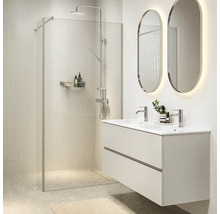 Moderne badkamer met inloopdouche van glas, regendouche, wastafelmeubel met dubbele wastafel en twee ovale verlichte wandspiegels.