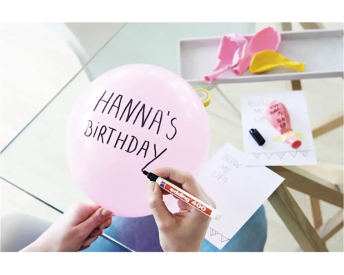 Persoon schrijft op een ballon met een Edding 400 permanente marker voor een verjaardagsfeest.