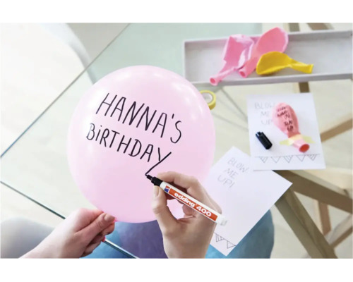 Persoon beschrijft een ballon met een Edding 400 permanente marker voor een verjaardagsfeest.