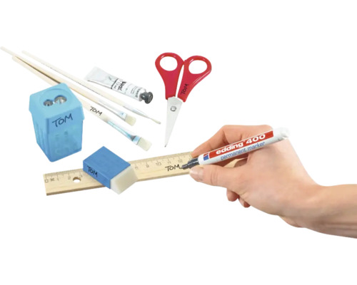 Een set schrijfwaren bestaande uit een puntenslijper, penselen, een schaar, een gum, een liniaal en een Edding permanente marker.