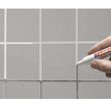 Edding voegmarker voor het herstellen en opfrissen van tegelvoegen op een muur