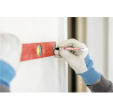 Hand in werkhandschoen markeert een boorgat met een Edding 8850 diepgatmarker door de opening van een waterpas op een muur.