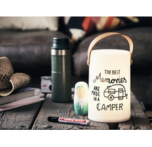 Een decoratieve lantaarn met draagbeugel en de tekst The Best Memories Are Made In A Camper op een houten tafel met een stift.