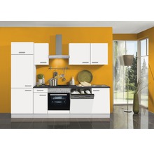 Moderne keuken met witte kasten, elektrische apparaten en werkblad
