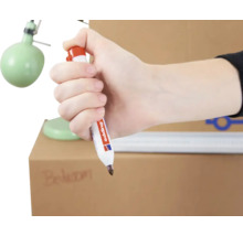 Hand houdt een Edding permanent marker vast voor het beschrijven van een doos