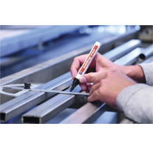 Een hand markeert een metalen profiel met een Edding 750 lakmarker.