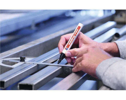 Een hand markeert een metalen profiel met een Edding 750 lakmarker.