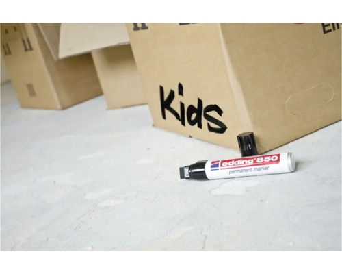 Edding 850 permanente marker naast een verhuisdoos met het woord Kids erop.