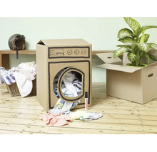 Een speelgoedwasmachine gemaakt van een kartonnen doos op een houten vloer naast een Edding 550 permanente marker.