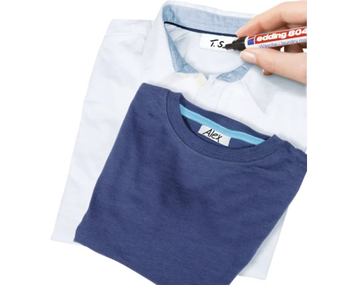 Een Edding 804 wasgoedmarker wordt gebruikt om een label in een overhemd te beschrijven, met een reeds beschreven T-shirt op de voorgrond.