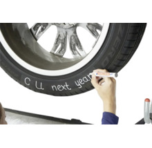 Hand schrijft op autoband met Edding 8050 bandenmarker